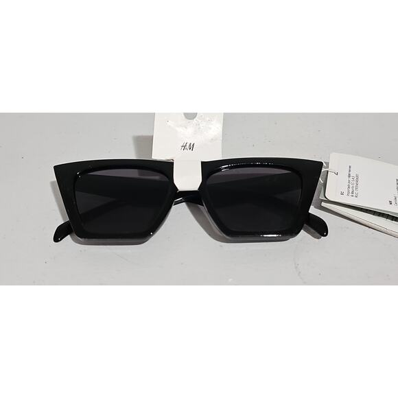 NWT H&M Cat Eye Black Sunglasses Tinted UV Protective Retro - Picture 6 of 12